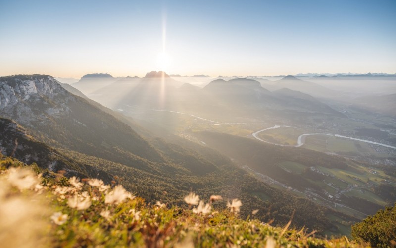 De zon boven de bergtoppen van Kitzbühel