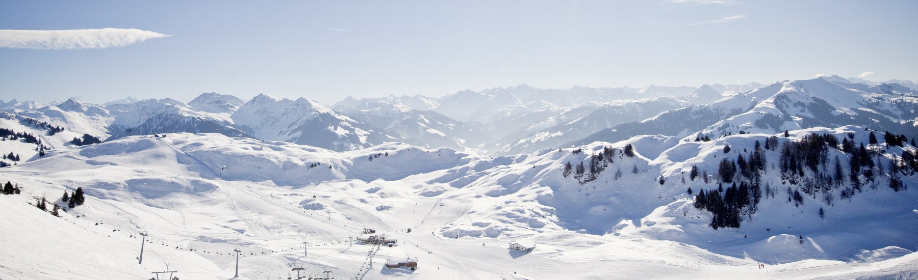 winterlandschap en pistes Kitzbuhel